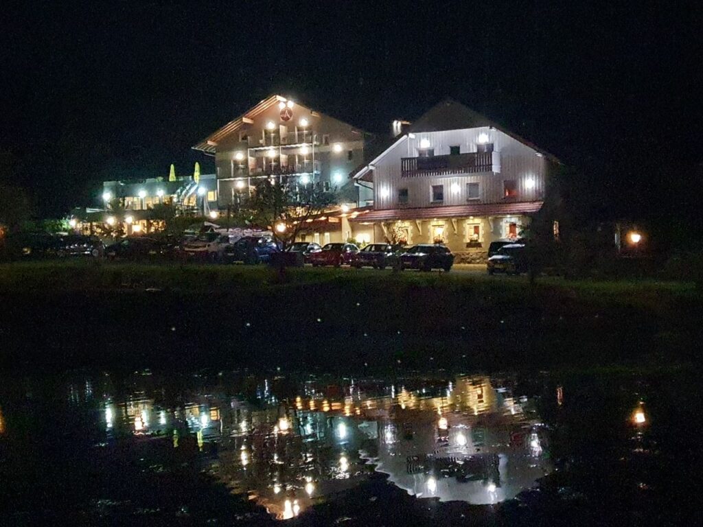 Beleuchtetes Wellnesshotel Deine Auszeit bei Nacht an Silvester
