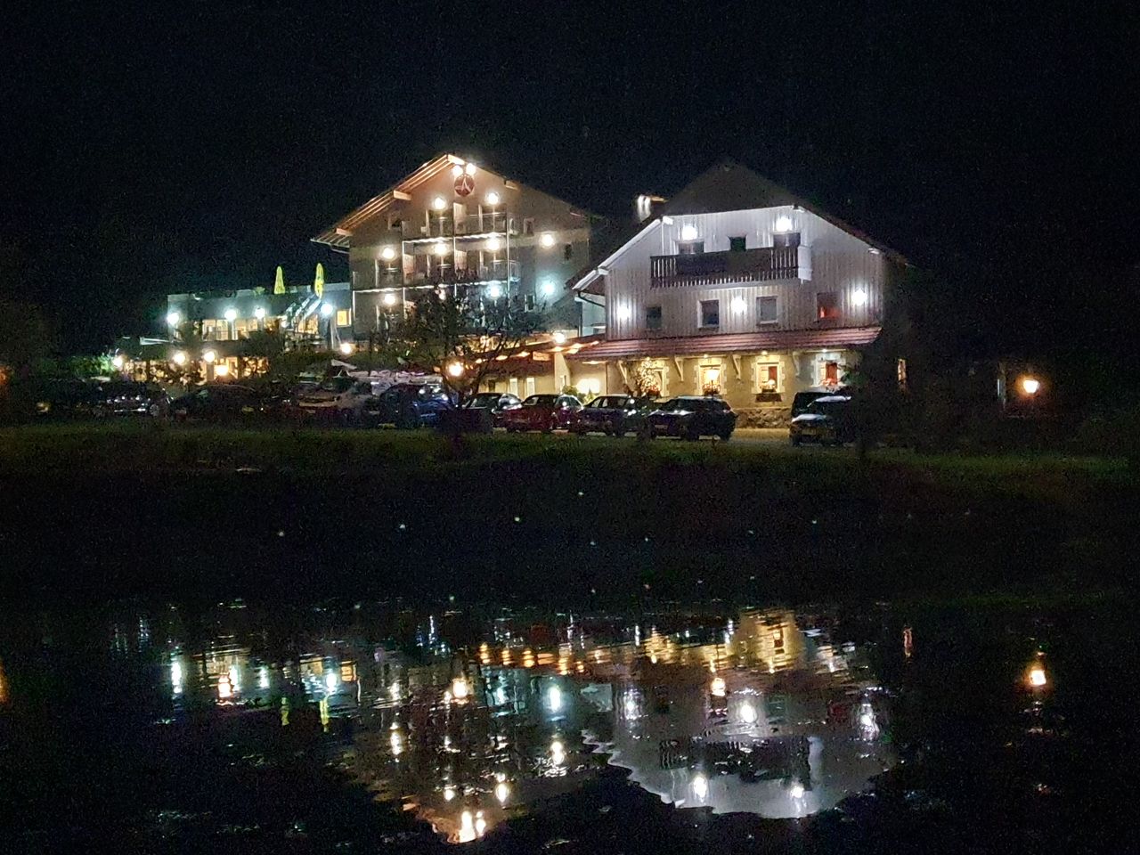 Beleuchtetes Wellnesshotel Deine Auszeit bei Nacht an Silvester