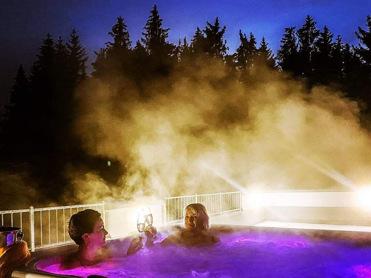 Gäste genießen den Whirlpool unter freiem Himmel an Silvester