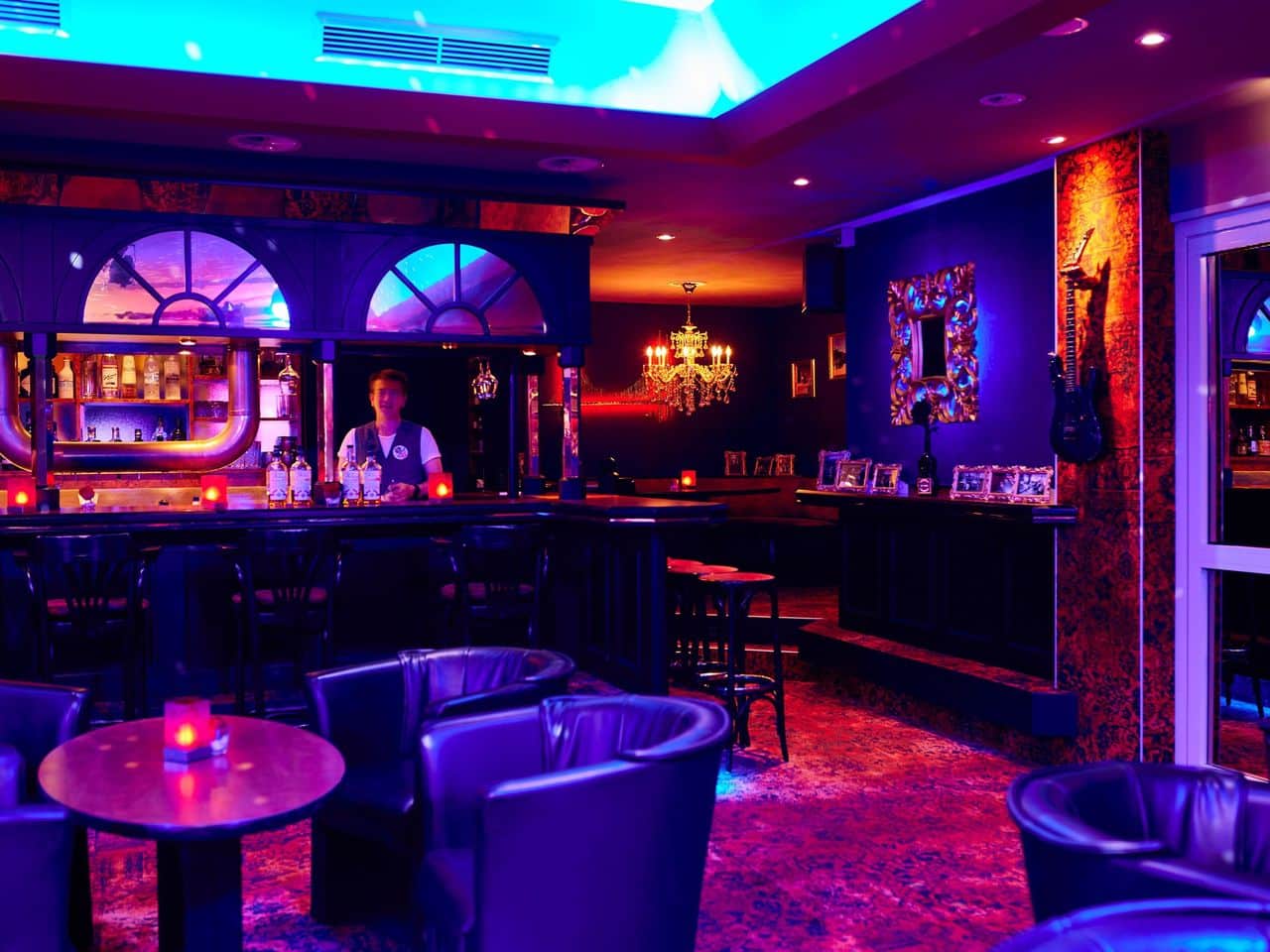 Das Rocktheater im TRIHOTEL Rostock mit Bar und stimmungsvoller Beleuchtung