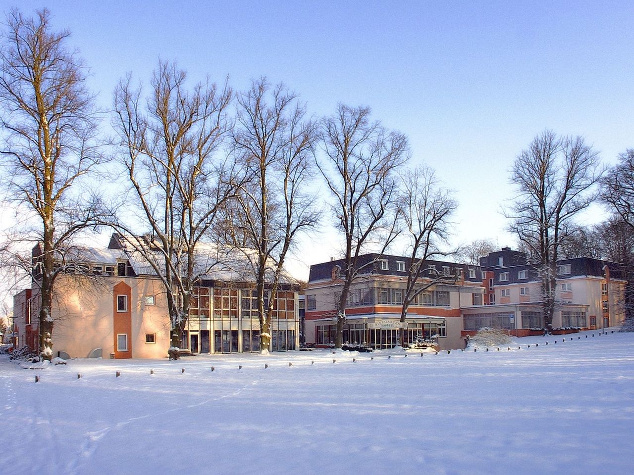 Außenansicht des TRIHOTEL Rostock mit schneebedecktem Gelände