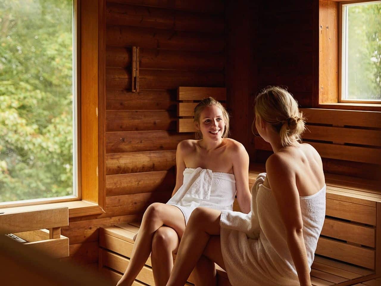 Zwei Frauen entspannen in der Sauna des TRIHOTEL Rostock