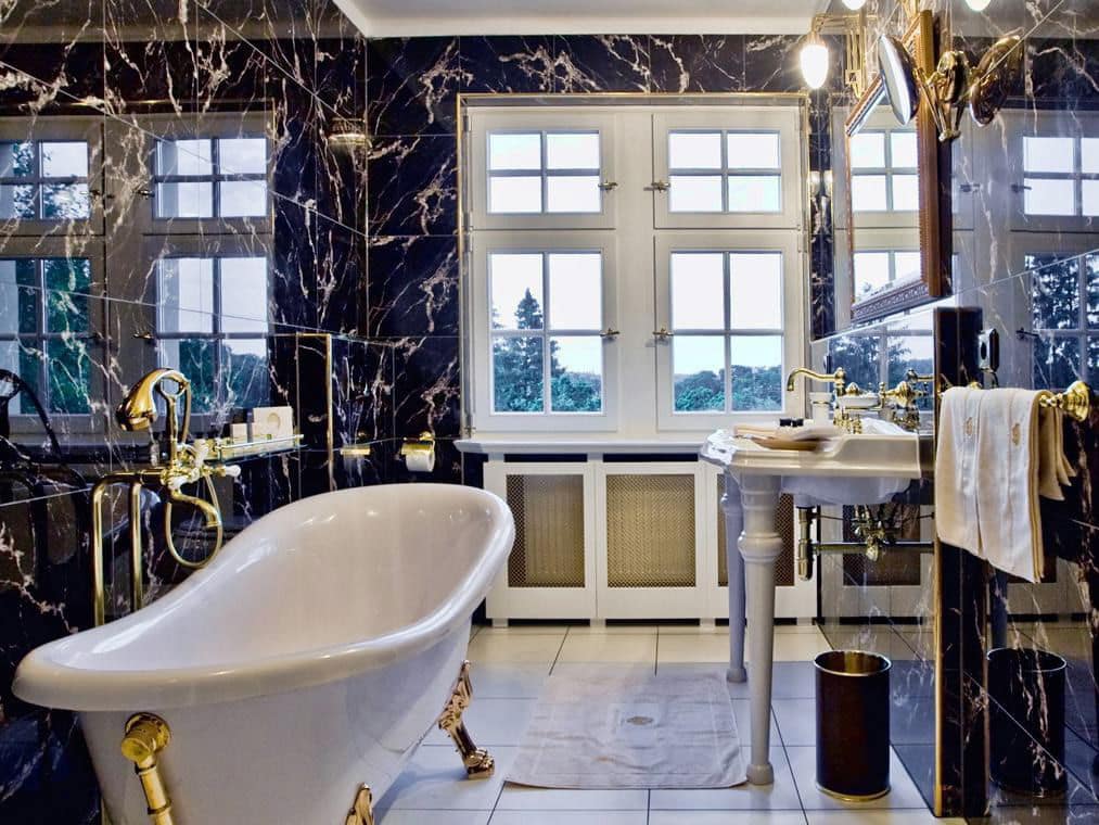 Exklusives Badezimmer mit freistehender Badewanne im Schlosshotel Wendorf für Silvesterfeier