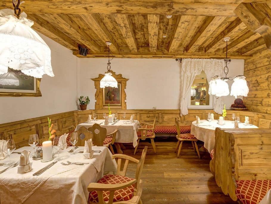 Festlich gedeckte Tische für das Silvester Abendessen im Alpenhotel Speckbacher Hof