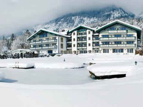 Das Alpenhotel Speckbacher Hof umgeben von verschneiter Winterlandschaft in Tirol