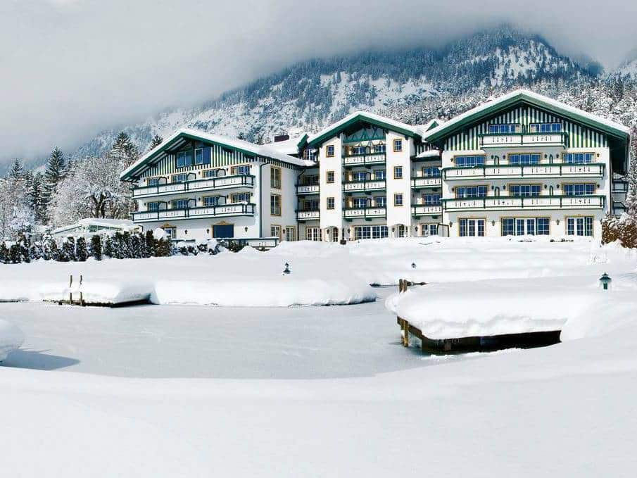 Das Alpenhotel Speckbacher Hof umgeben von verschneiter Winterlandschaft in Tirol