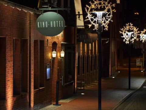 Kino-Hotel Harsefeld bei Nacht mit festlicher Silvesterbeleuchtung