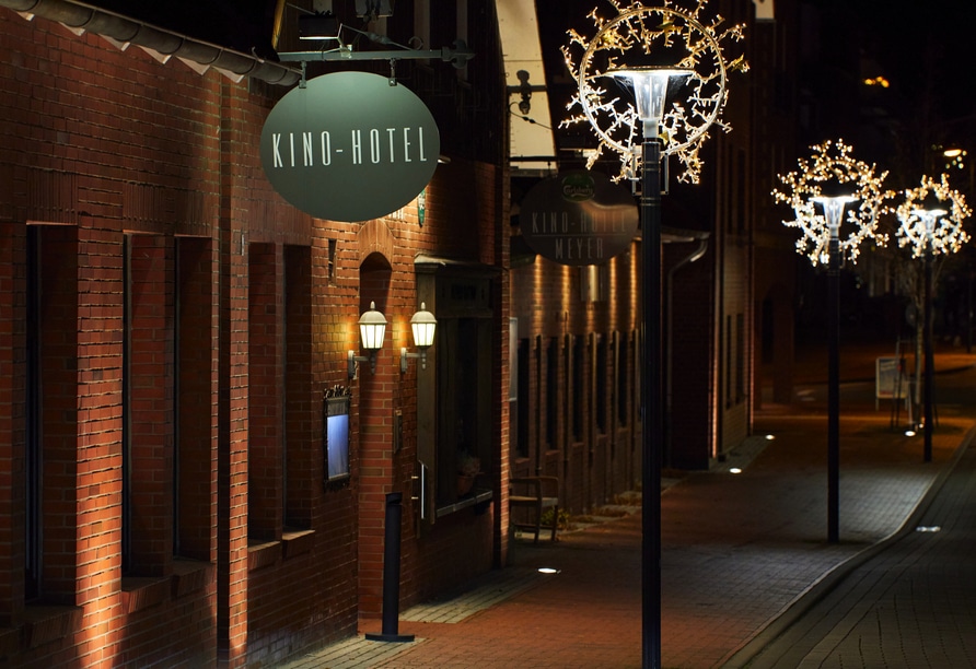 Kino-Hotel Harsefeld bei Nacht mit festlicher Silvesterbeleuchtung