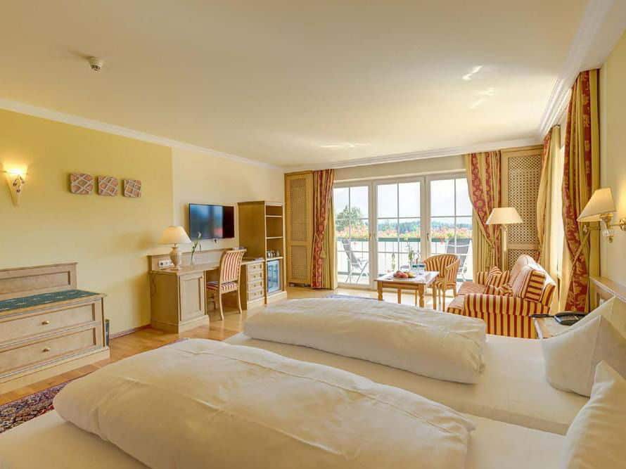 Geräumiges Doppelzimmer im Alpenhotel Speckbacher Hof mit Blick auf die verschneiten Berge