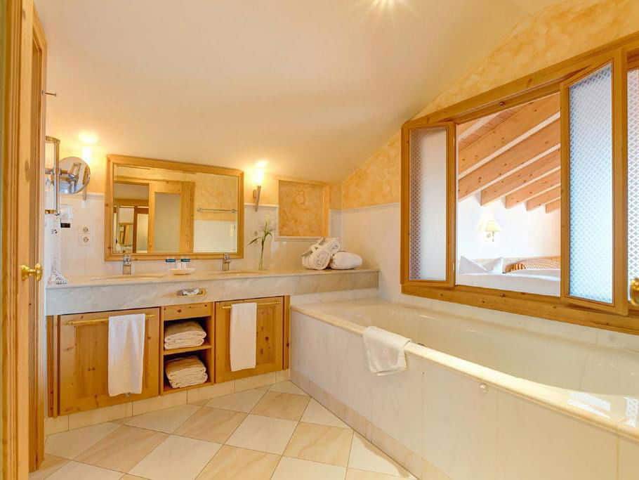 Modernes Badezimmer im Alpenhotel Speckbacher Hof für entspannende Wellnessmomente an Silvester