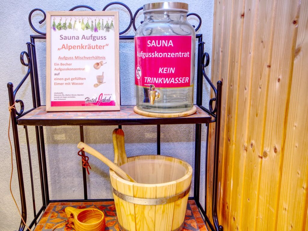 Saunaaufguss Alpenkräuter im Wellnessbereich Hotel Jakob