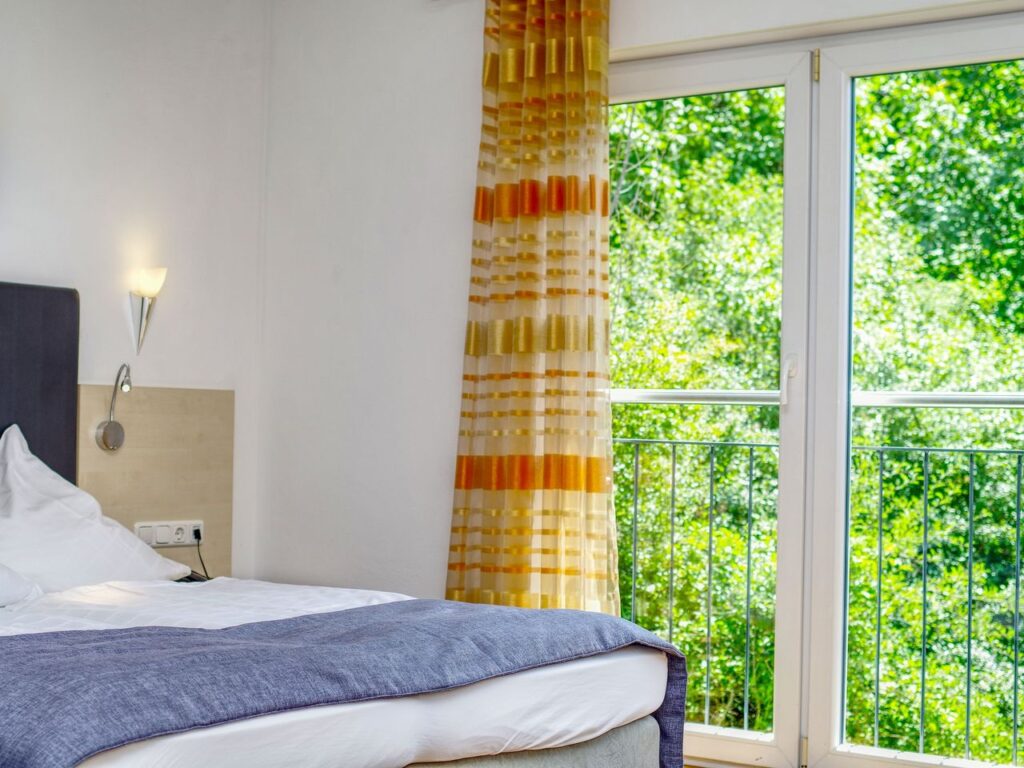 Gemütliches Zimmer im Hotel Jakob mit Ausblick ins Grüne