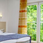 Gemütliches Zimmer im Hotel Jakob mit Ausblick ins Grüne