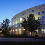Außenansicht des Hagedorn Hotel Belmondo Leipzig Airport bei Abenddämmerung zu Silvester