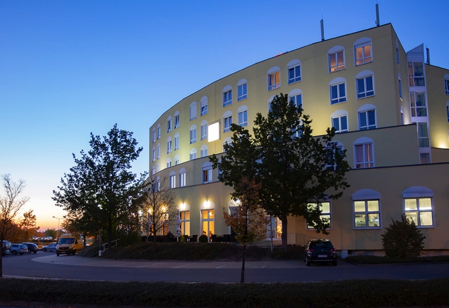 Außenansicht des Hagedorn Hotel Belmondo Leipzig Airport bei Abenddämmerung zu Silvester
