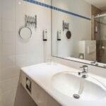 Badezimmer mit Dusche im Hagedorn Hotel Belmondo Leipzig Airport zu Silvester