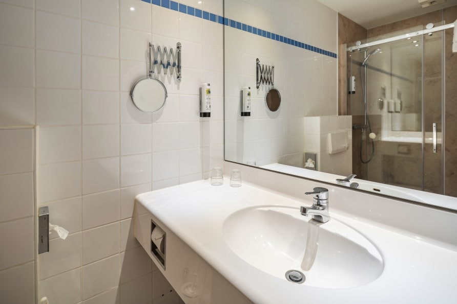  Badezimmer mit Dusche im Hagedorn Hotel Belmondo Leipzig Airport zu Silvester