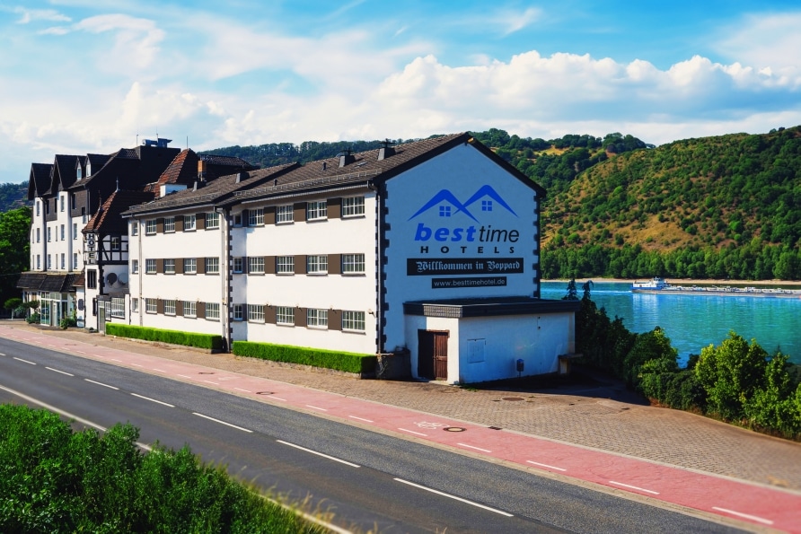 Außenansicht vom besttime Hotel Boppard direkt am Rhein zu Silvester