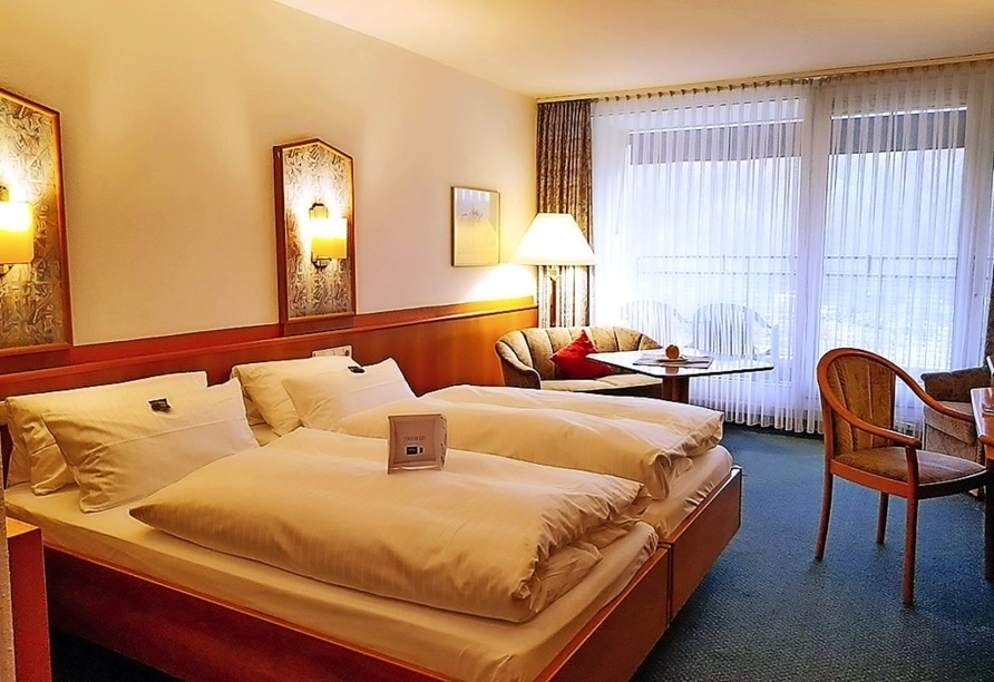 Hotelzimmer mit Doppelbett im Biosphärenhotel Graf Eberhard zu Silvester