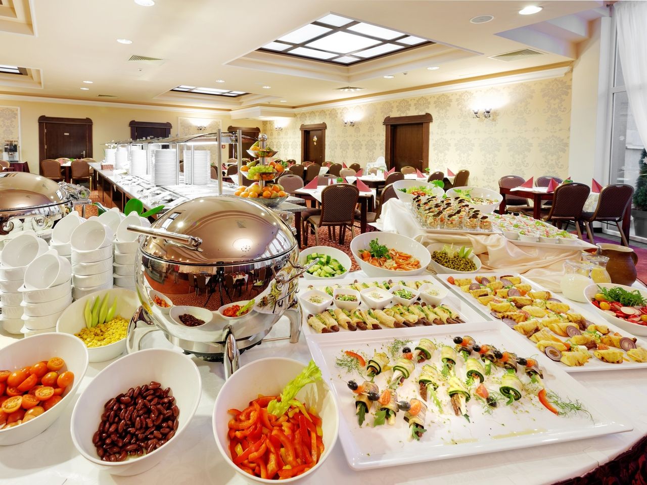 Reichhaltiges Buffet mit kalten und warmen Speisen im Aurora Hotel zu Silvester