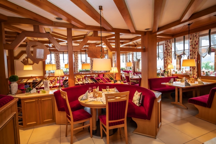 Innenbereich des Restaurants im PANORAMA Hotel Heimbuchenthal mit festlicher Deko