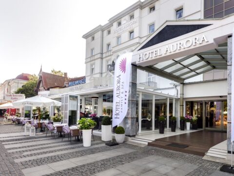 Hoteleingang des Aurora Hotels mit Promenade in Misdroy zu Silvester