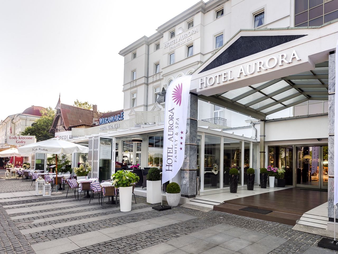 Hoteleingang des Aurora Hotels mit Promenade in Misdroy zu Silvester