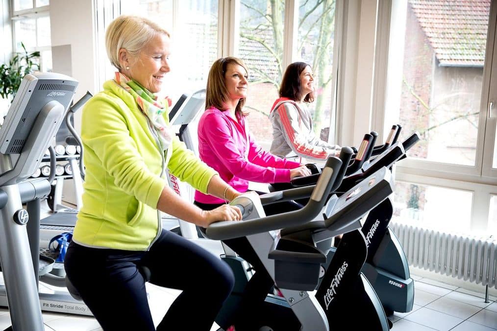 Gäste trainieren im Fitnessraum des Klinik & Gesundheitszentrum am Kurpark zu Silvester