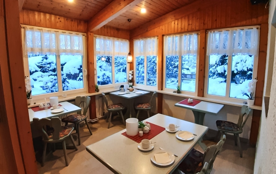 Frühstücksraum mit Winterblick im Gasthaus Brockenhexe – Silvester genießen
