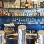 Große Auswahl an Spirituosen an der Bar im Hagedorn Hotel Belmondo Leipzig Airport