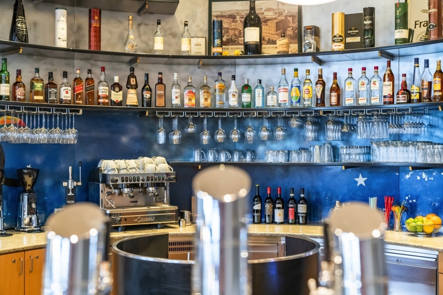 Große Auswahl an Spirituosen an der Bar im Hagedorn Hotel Belmondo Leipzig Airport