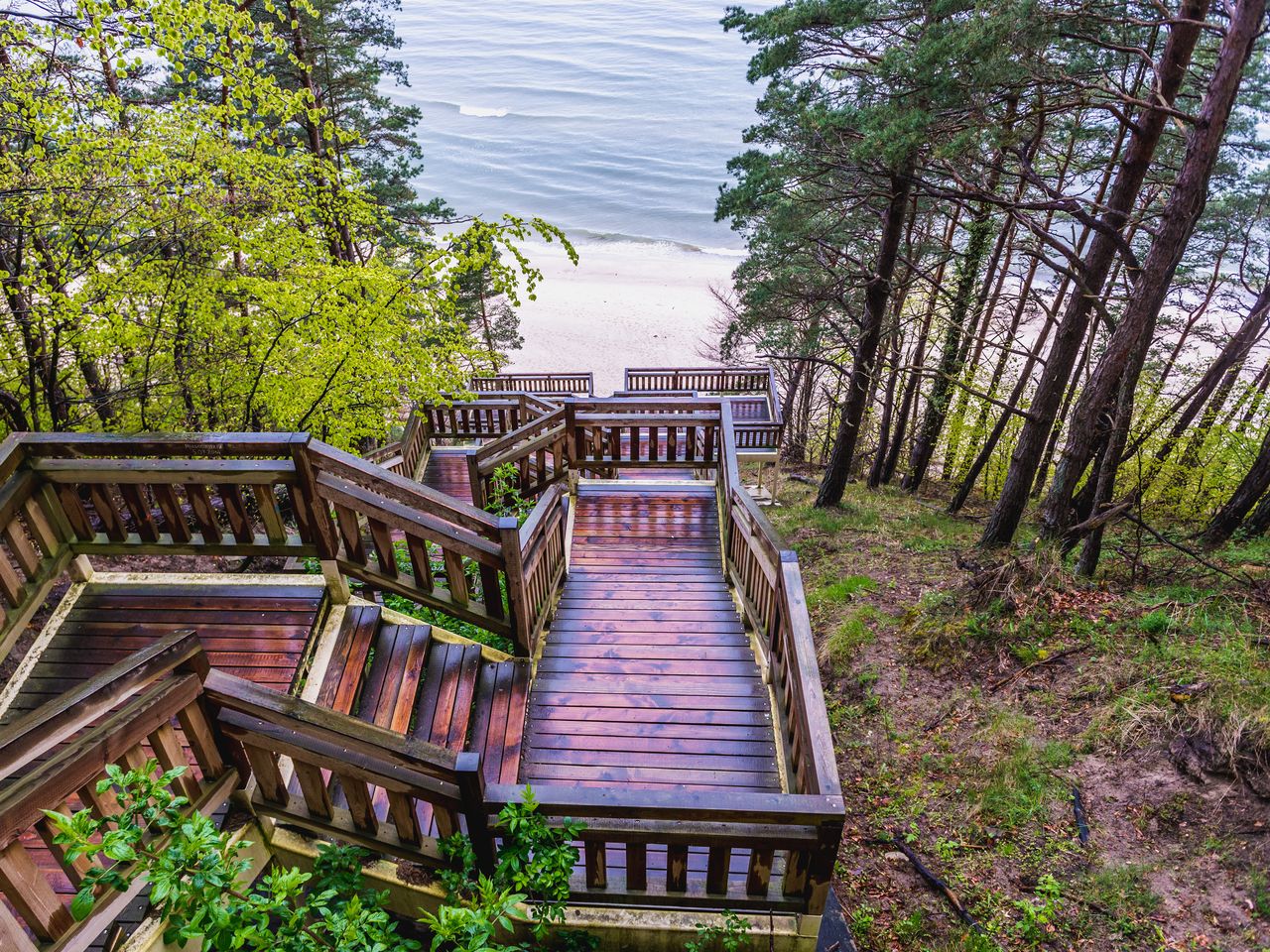 Holztreppe zum Ostseestrand beim Aurora Hotel an Silvester