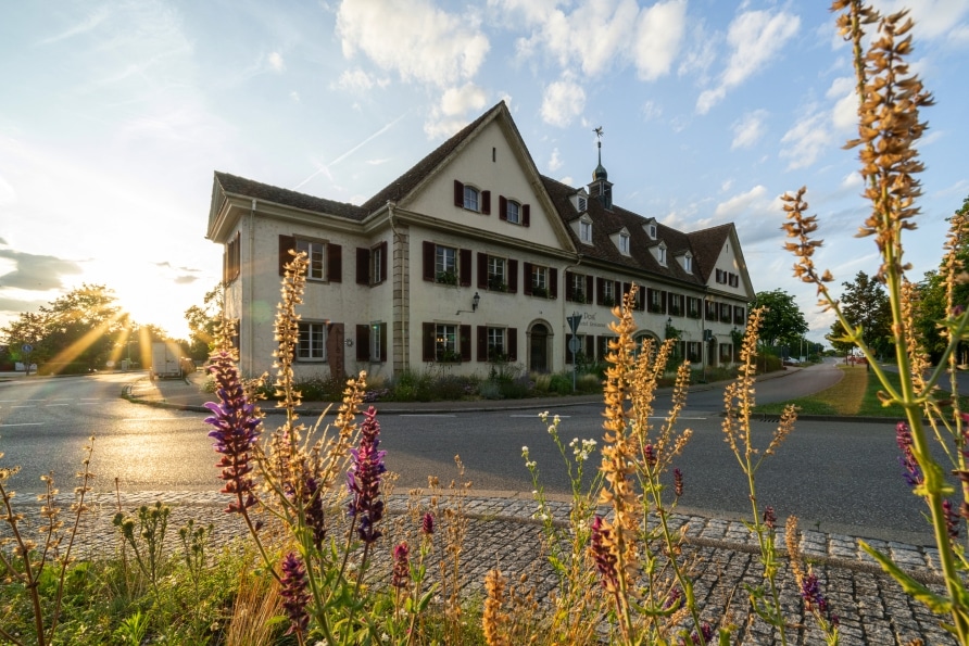 Historische Außenansicht des Hotel Alte Post in Müllheim im Sonnenuntergang