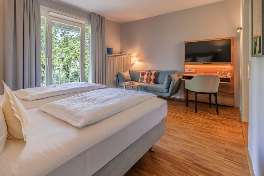 Modern eingerichtetes Zimmer mit Sofa im Hotel Alte Post für Silvesterurlaub