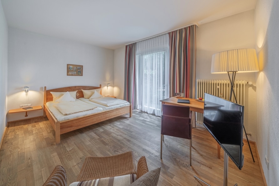 Helles Doppelzimmer mit Holzfußboden im Hotel Alte Post an Silvester