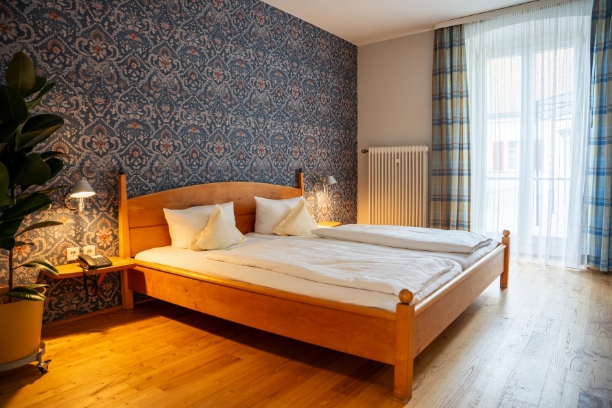  Gemütliches Zimmer mit floralem Tapetenmuster im Hotel Alte Post an Silvester