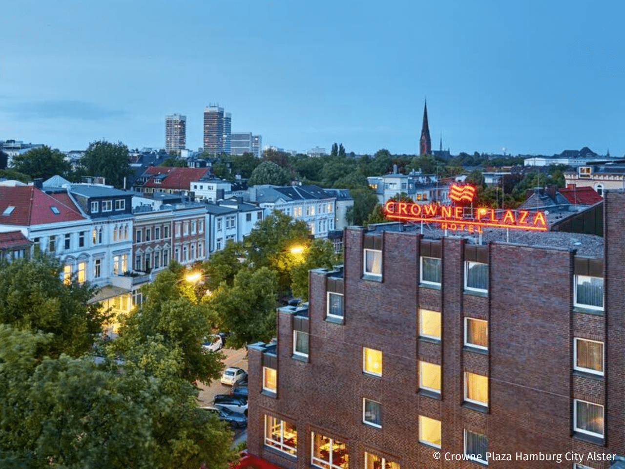 Außenansicht des Hotels Crowne Plaza Hamburg – City Alster am Silvesterabend