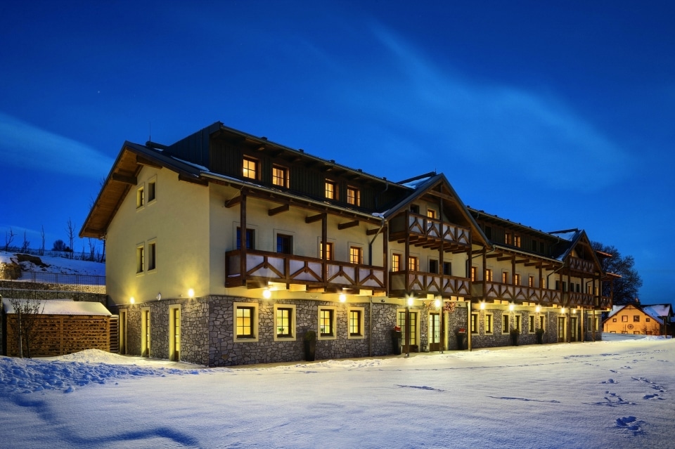 Außenansicht des Hotels Resort Relax im Schnee bei Nacht