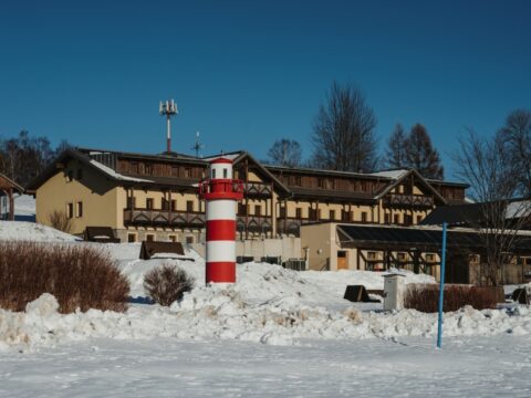 Winterliches Hotelgelände mit Leuchtturm beim Hotel Resort Relax