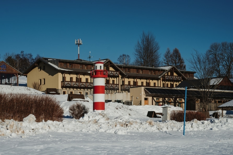 Winterliches Hotelgelände mit Leuchtturm beim Hotel Resort Relax