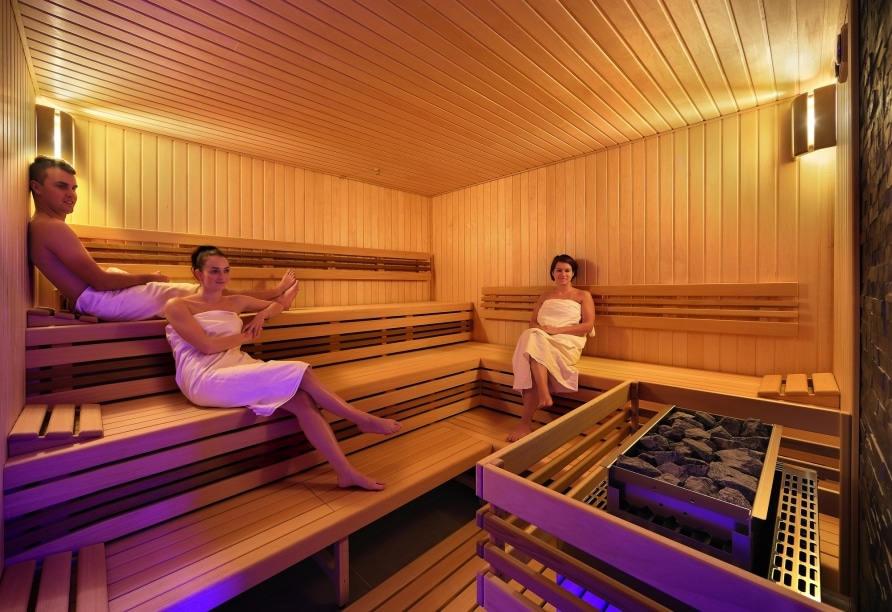 Gäste entspannen in der Sauna des Hotel Resort Relax an Silvester