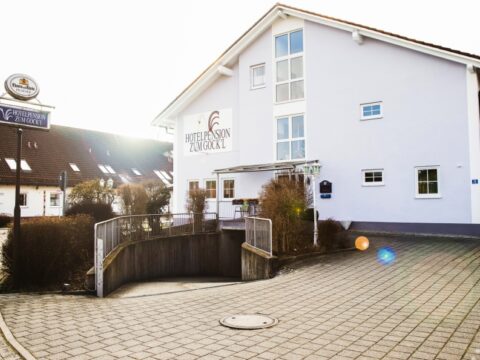 Außenansicht der Hotelpension zum Gockl, Allershausen im Winter