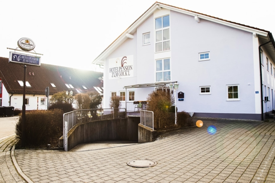 Außenansicht der Hotelpension zum Gockl, Allershausen im Winter