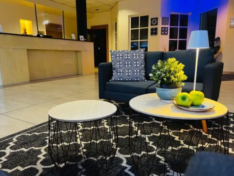Gemütliche Lobby im Konferenzhotel Ysenburger Hof, ideal für entspannte Momente an Silvester