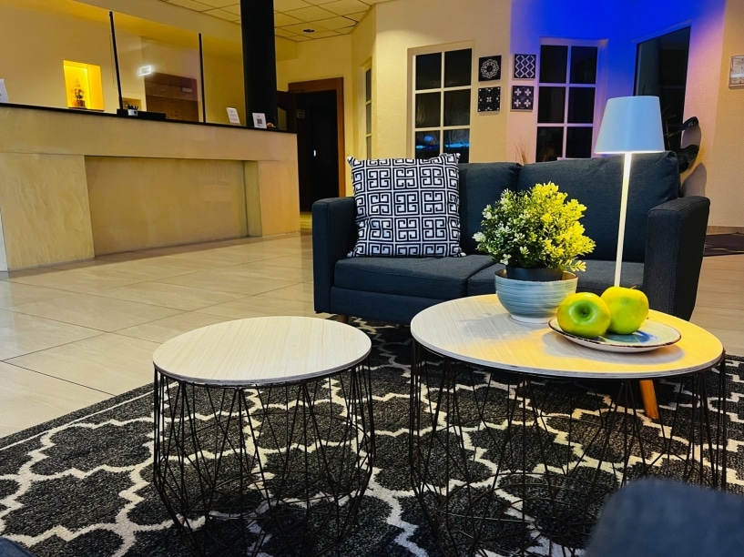 Gemütliche Lobby im Konferenzhotel Ysenburger Hof, ideal für entspannte Momente an Silvester