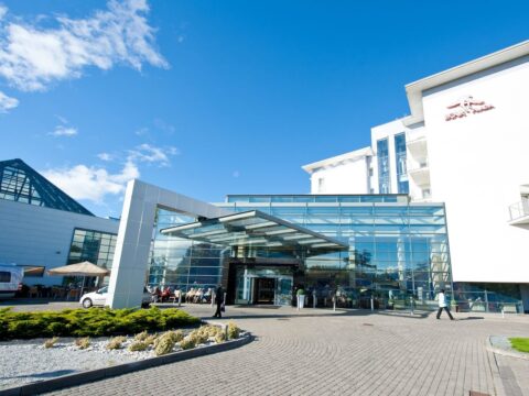 Haupteingang des Kur- und Wellnesshotels Ikar Plaza bei Sonnenschein an Silvester