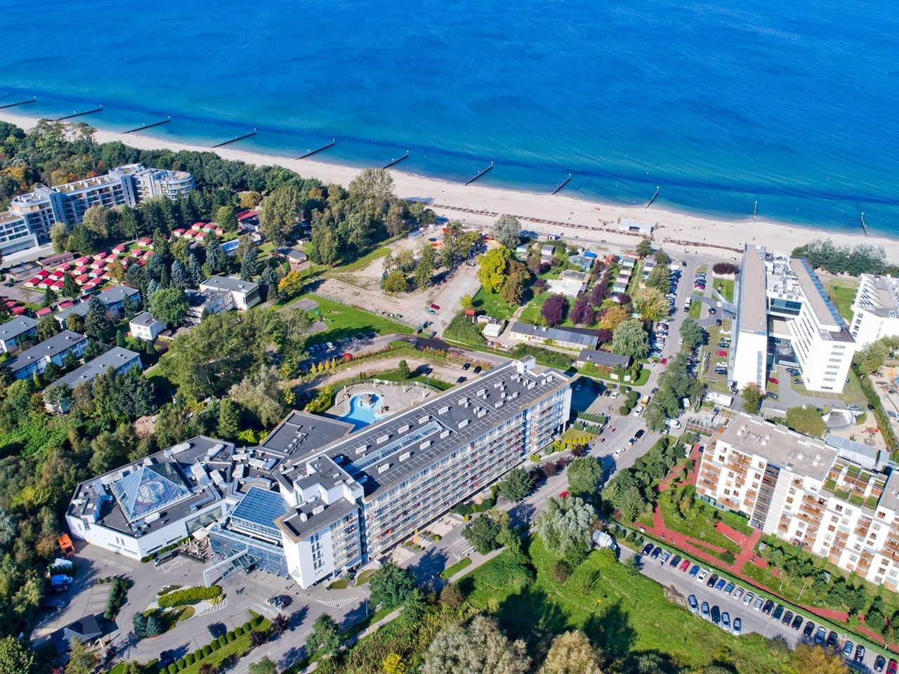 Luftaufnahme vom Kur- und Wellnesshotel Ikar Plaza direkt an der Ostseeküste zu Silvester