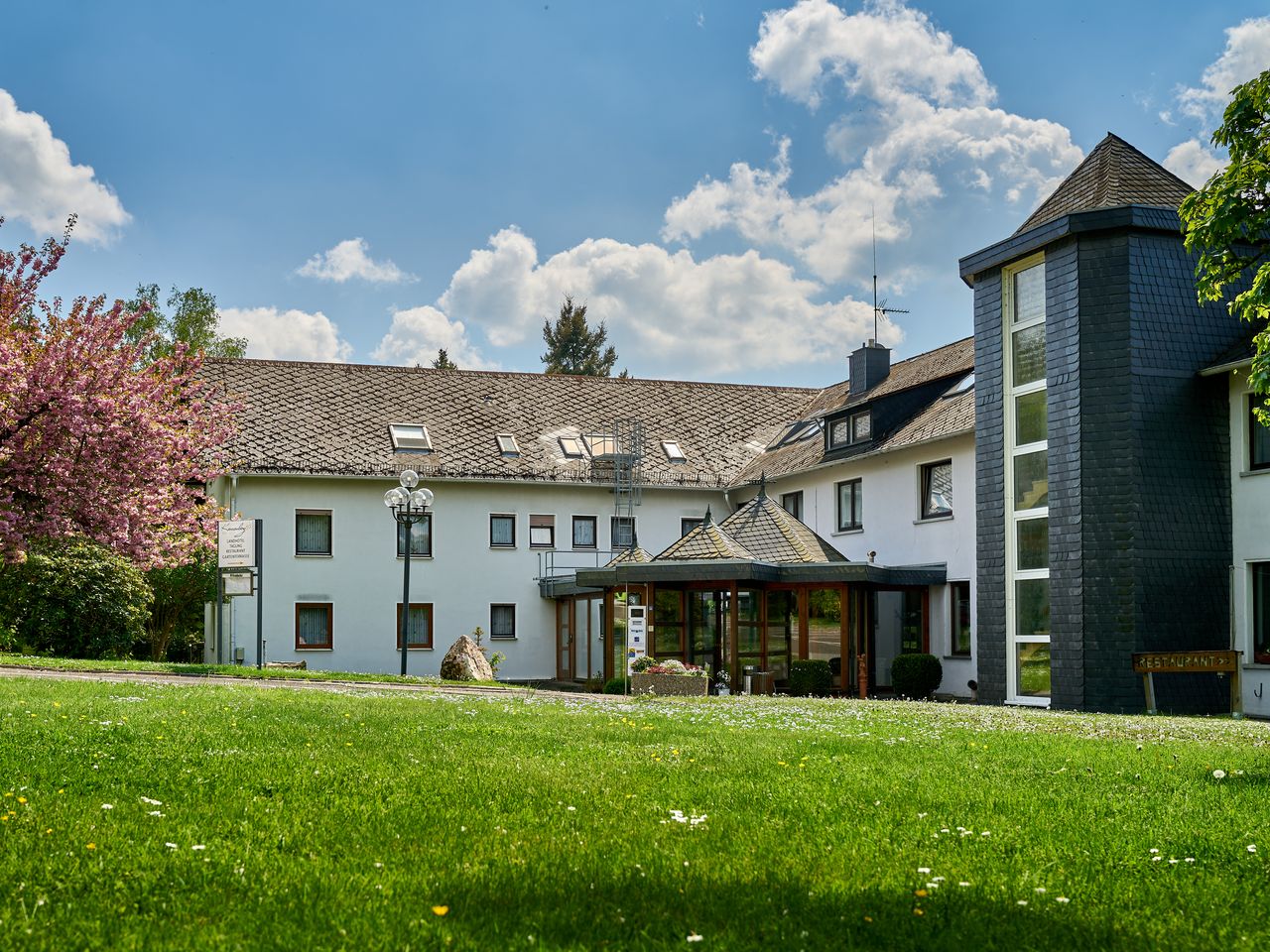 Außenansicht des Landhotel Karrenberg im Grünen für Silvesterurlaub