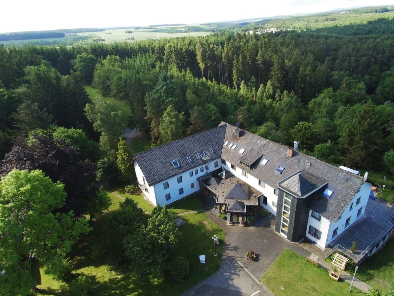 Luftaufnahme vom Landhotel Karrenberg umgeben von Wäldern im Hunsrück