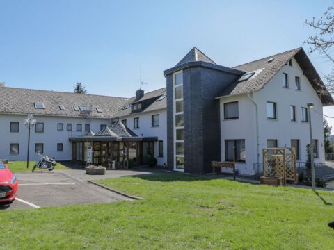 Haupteingang des Landhotel Karrenberg mit Parkplatz für Silvesterreise